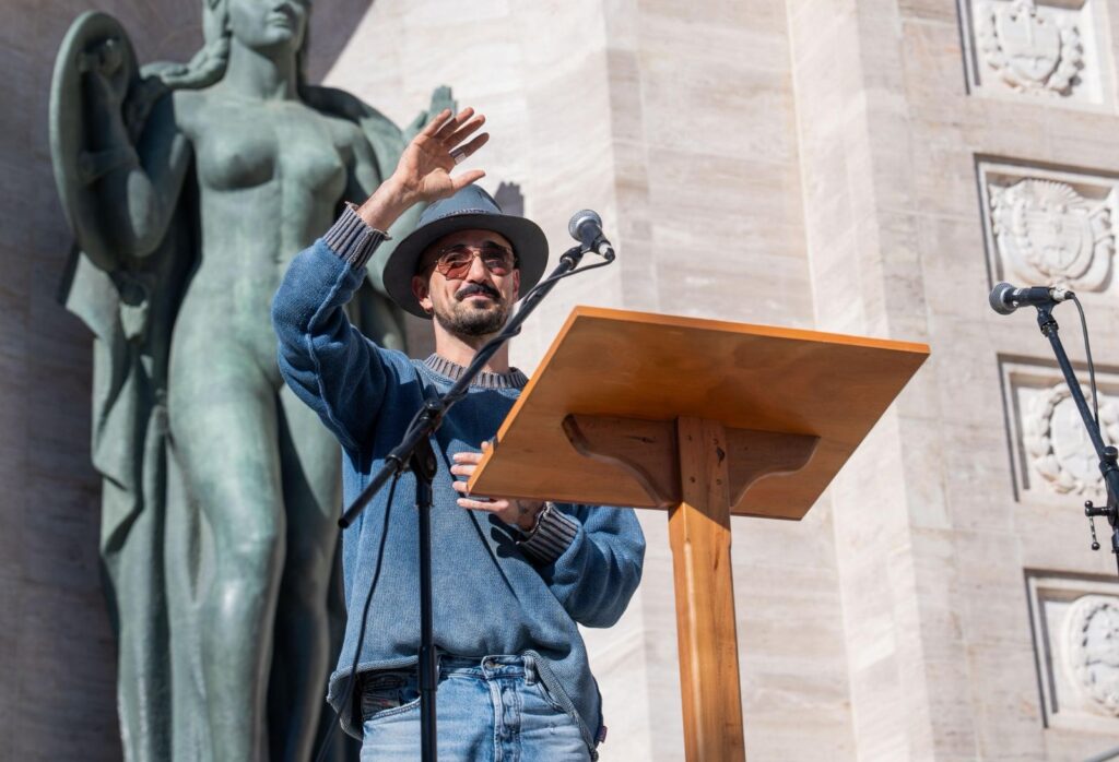 Abel Pintos saluda al público frente al Monumento a la Bandera de Rosario en el Día de la Bandera