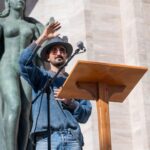 Abel Pintos saluda al público frente al Monumento a la Bandera de Rosario en el Día de la Bandera