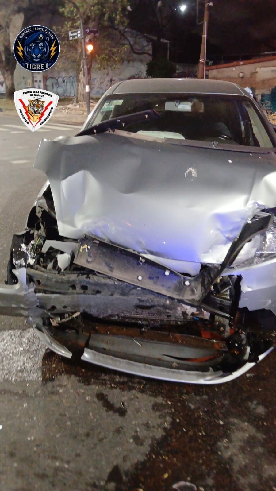 Fiat Punto gris con el frente destruido tras el accidente en 27 de Febrero, Rosario