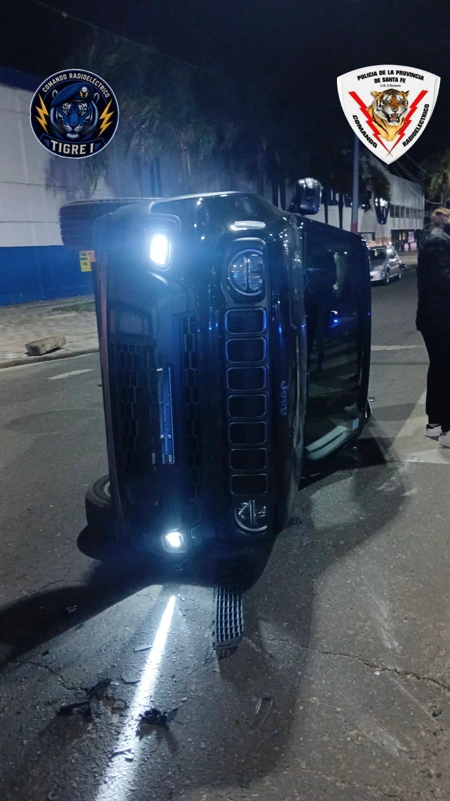 Camioneta Jeep volcada de costado tras el accidente en 27 de Febrero y Necochea, Rosario