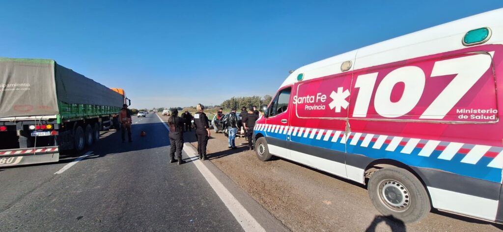 Accidente autopista Rosario Córdoba moto auto ambulancia 107
