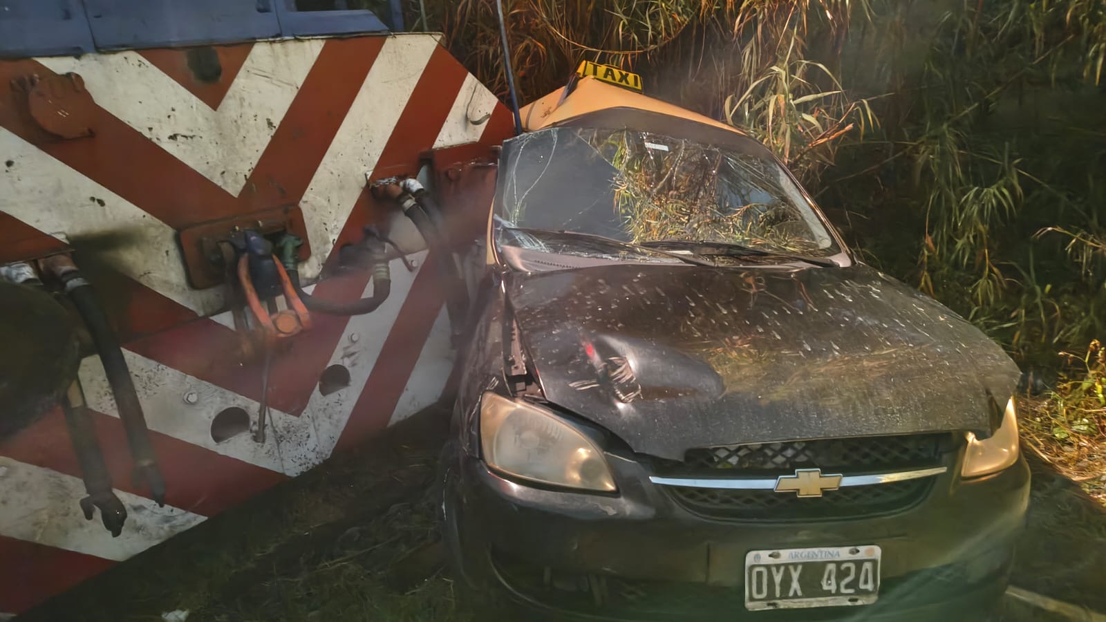 Detalle de los daños del taxi tras la colisión ferroviaria