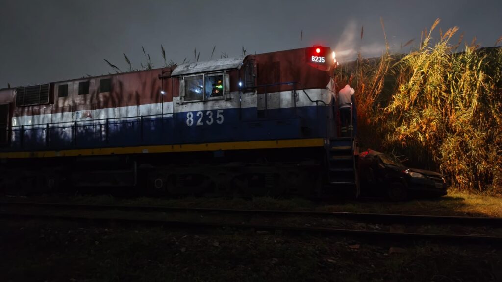 Locomotora NCA 8235 detenida tras colisionar con un taxi