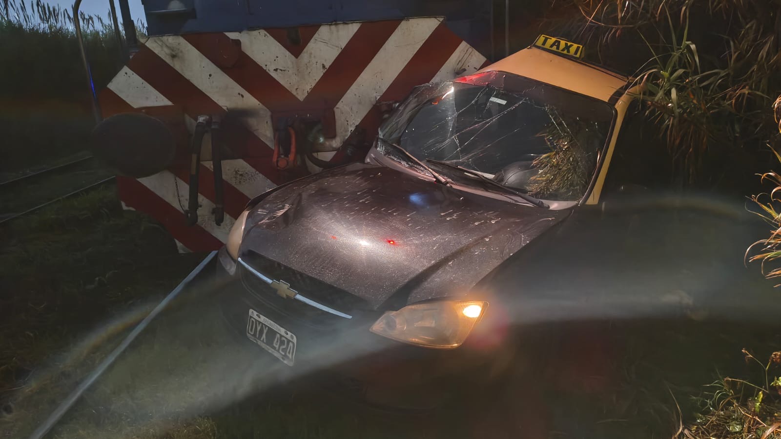 El taxi Chevrolet Corsa Classic destruido tras la colisión con la formación NCA