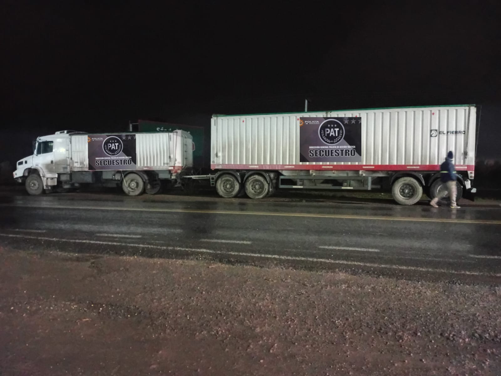 El camión Mercedes Benz secuestrado por la Policía de Acción Táctica tras el siniestro