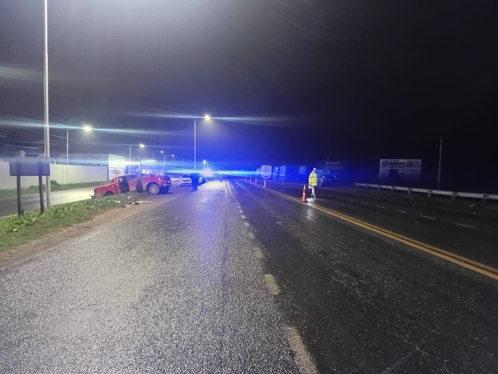 Bomberos y personal policial en la escena del accidente sobre Ruta A012