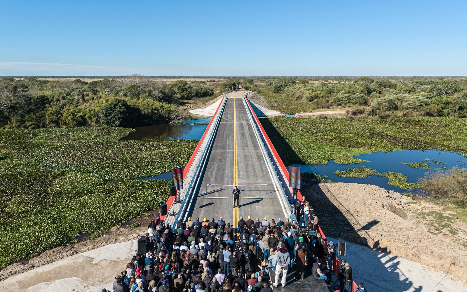 Acto de inauguración del puente sobre el arroyo El Pindó con vecinos del norte santafesino