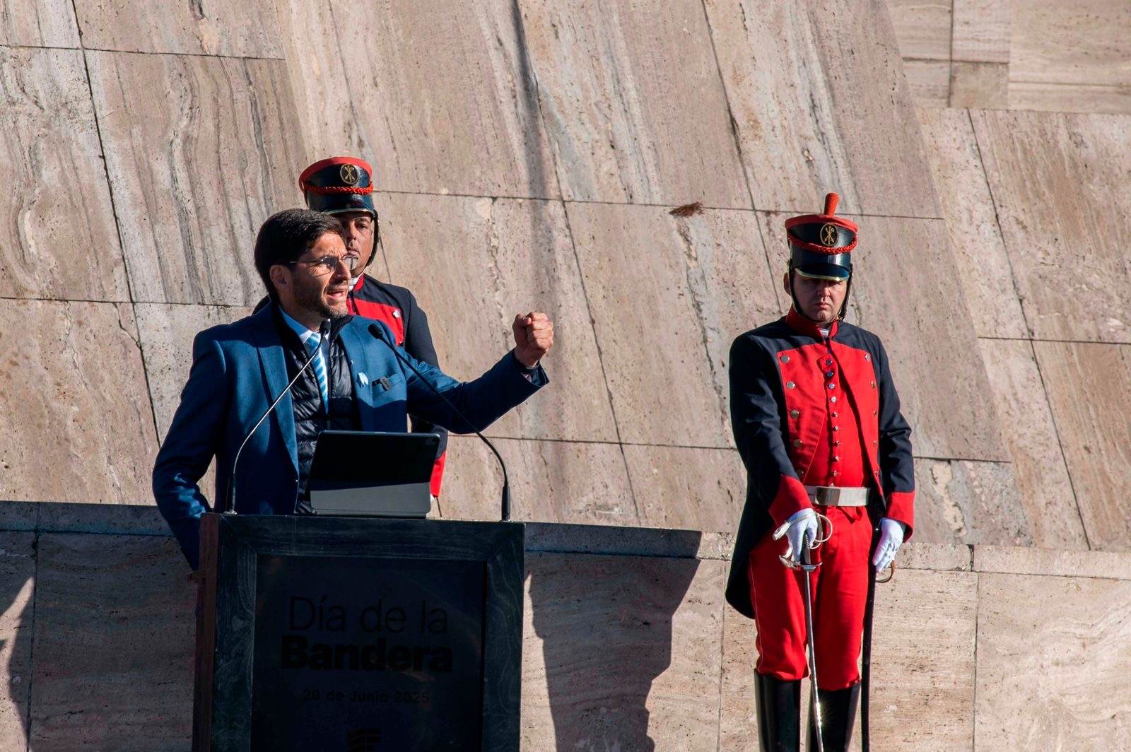 Acto en el Monumento Nacional a la Bandera de Rosario