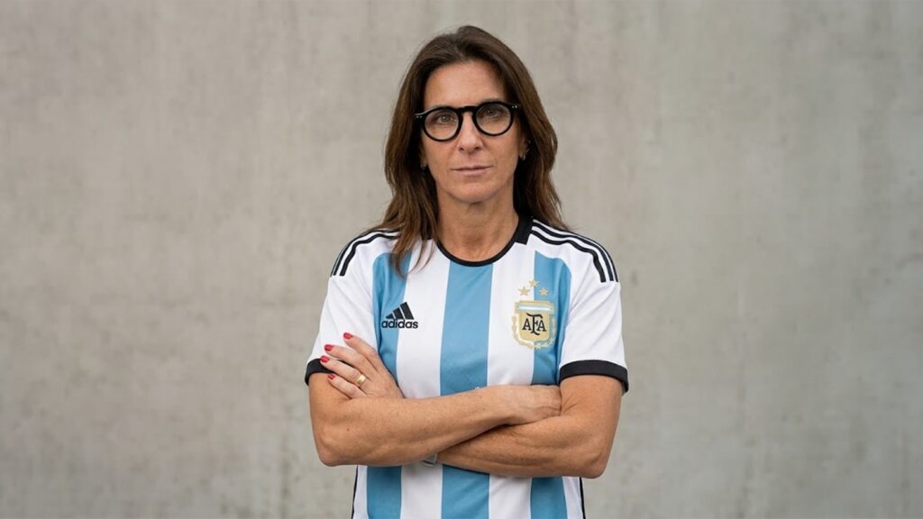 Alessia Tarquinio con la camiseta de la Selección Argentina y los brazos cruzados