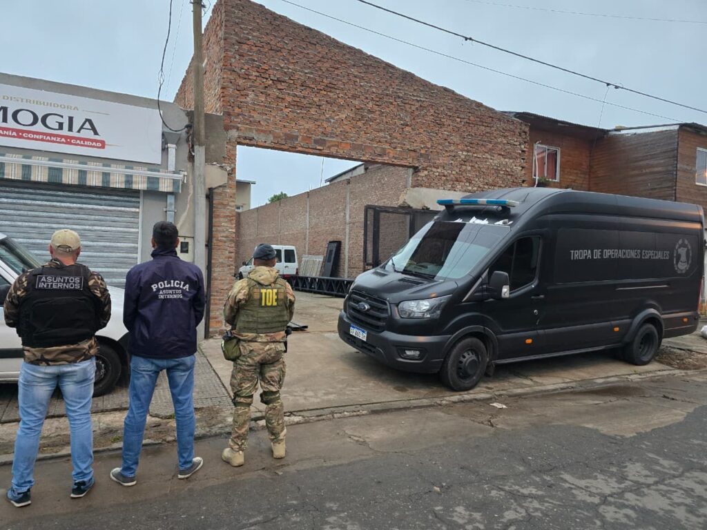 Operativo de Asuntos Internos y la Tropa de Operaciones Especiales en el marco de allanamientos en Rosario, Villa Gobernador Gálvez y Alvear