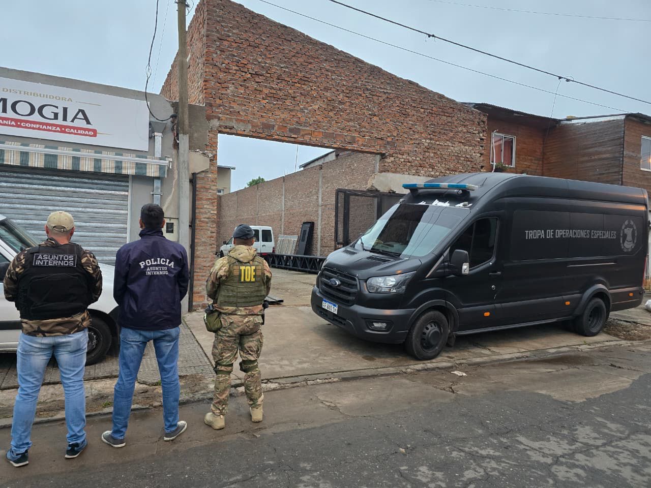 Operativo de Asuntos Internos y la Tropa de Operaciones Especiales en el marco de allanamientos en Rosario, Villa Gobernador Gálvez y Alvear