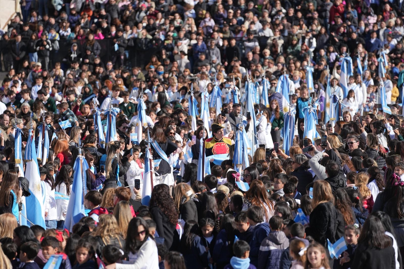 Alumnos de cuarto grado en la Promesa de Lealtad a la Bandera