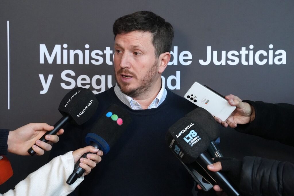El secretario Federico Angelini en conferencia de prensa anuncia resultados de la lucha contra el delito en Rosario