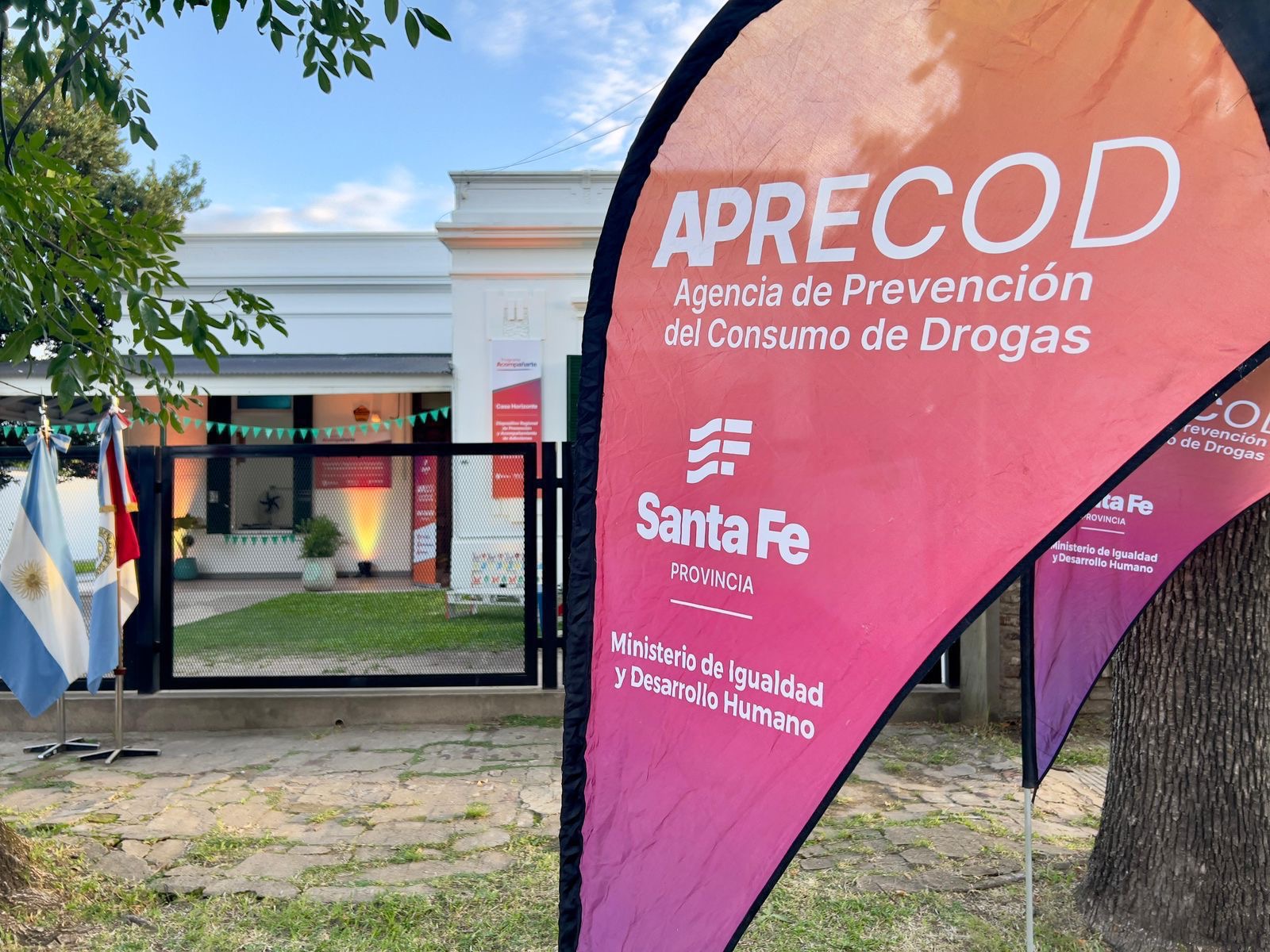 Bandera de Aprecod en una sede de prevención de consumos problemáticos