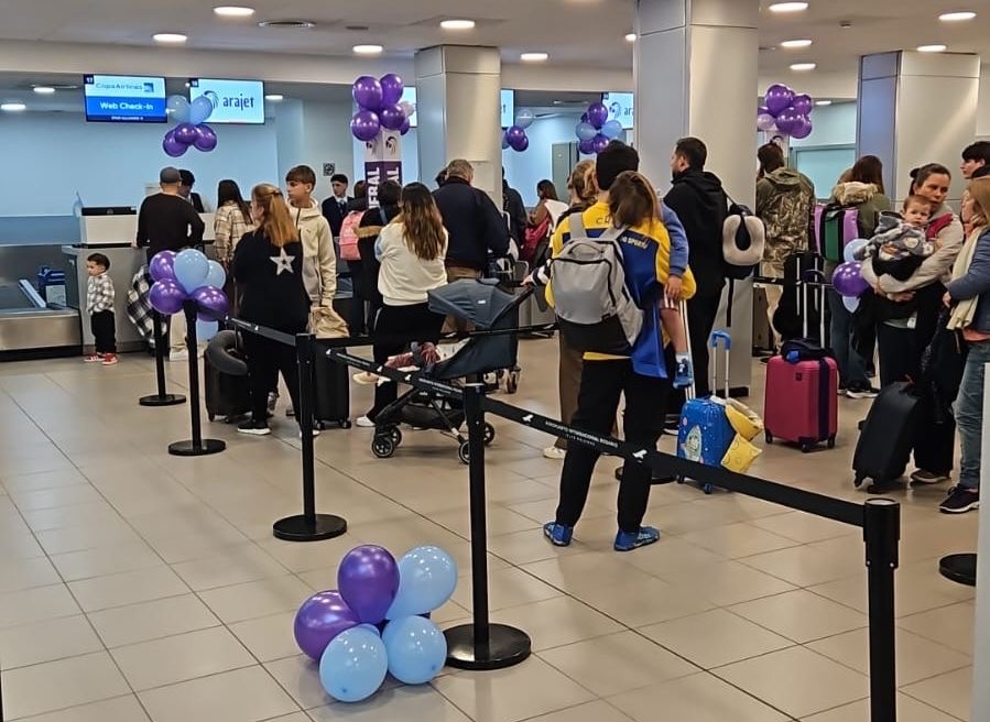 Pasajeros en la fila de check-in de Arajet en Rosario antes del primer vuelo a Punta Cana