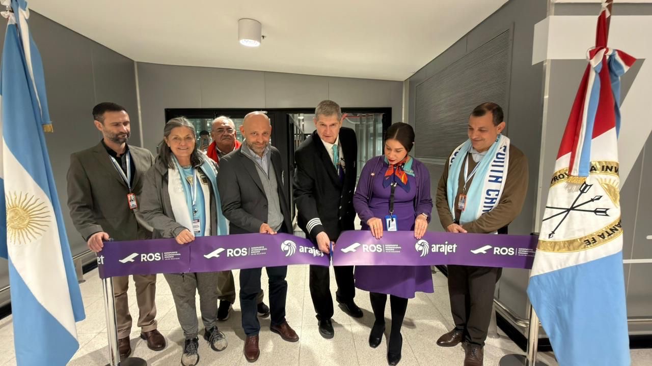 Corte de cinta de Arajet en Rosario con autoridades y tripulacion en el Aeropuerto Internacional de Rosario