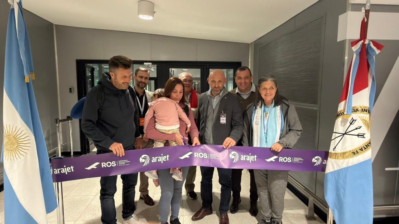 Autoridades en la inauguracion de Arajet en Rosario junto a la cinta de la ruta Rosario Punta Cana