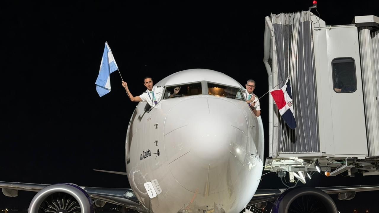 Pilotos de Arajet en Rosario con banderas argentina y dominicana sobre la nariz del Boeing 737 MAX La Caleta