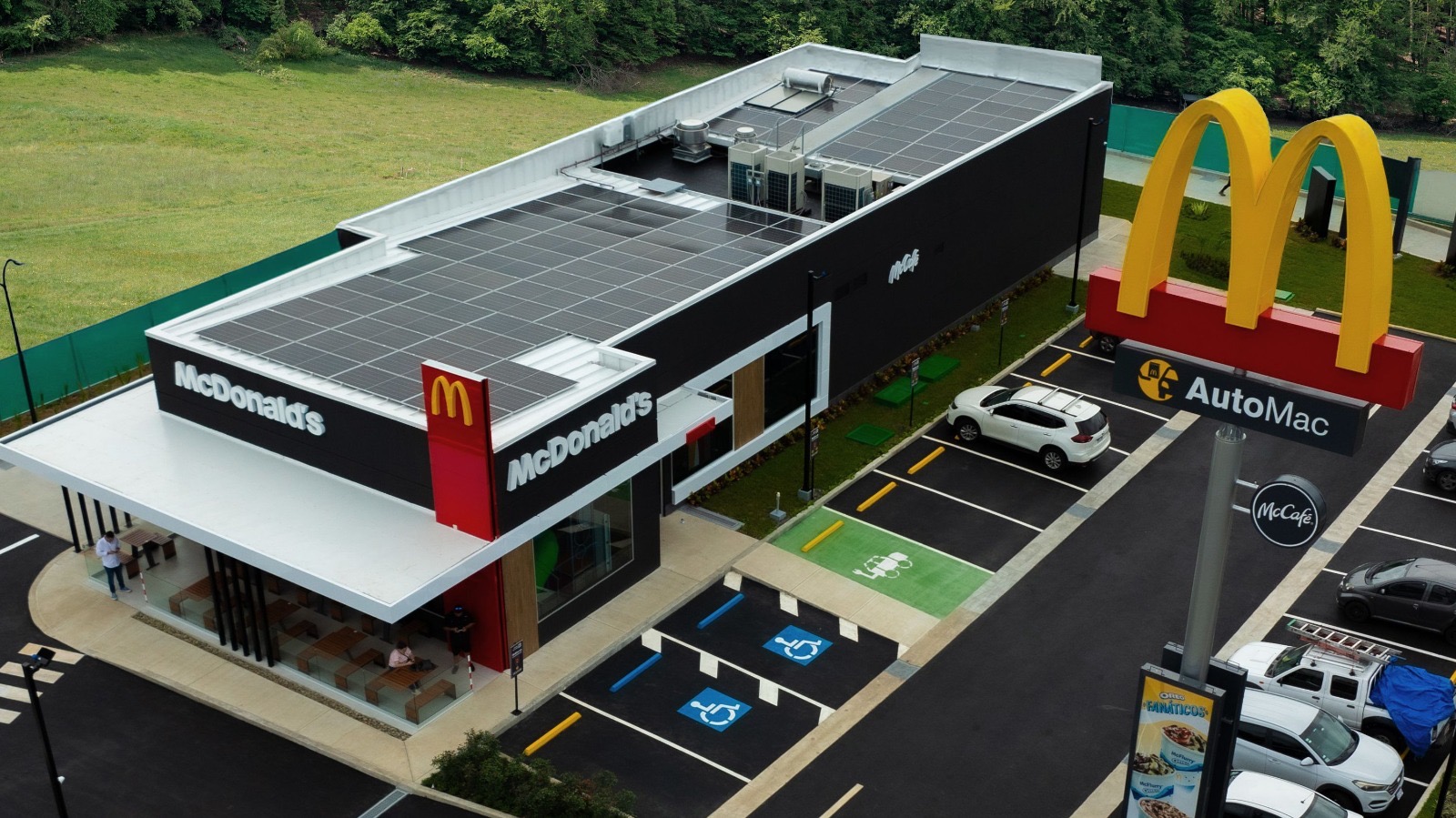 Restaurante McDonald's con paneles solares y espacios para vehículos eléctricos, parte de la estrategia de sustentabilidad