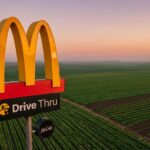 Arcos Dorados redujo sus emisiones un 26,5% en América Latina y superó sus metas ambientales Cartel de McDonald's en un entorno rural simboliza la estrategia de sustentabilidad de Arcos Dorados