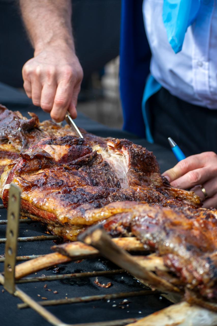 Asado a la Estaca en Funes cocido sobre la cruz de hierro