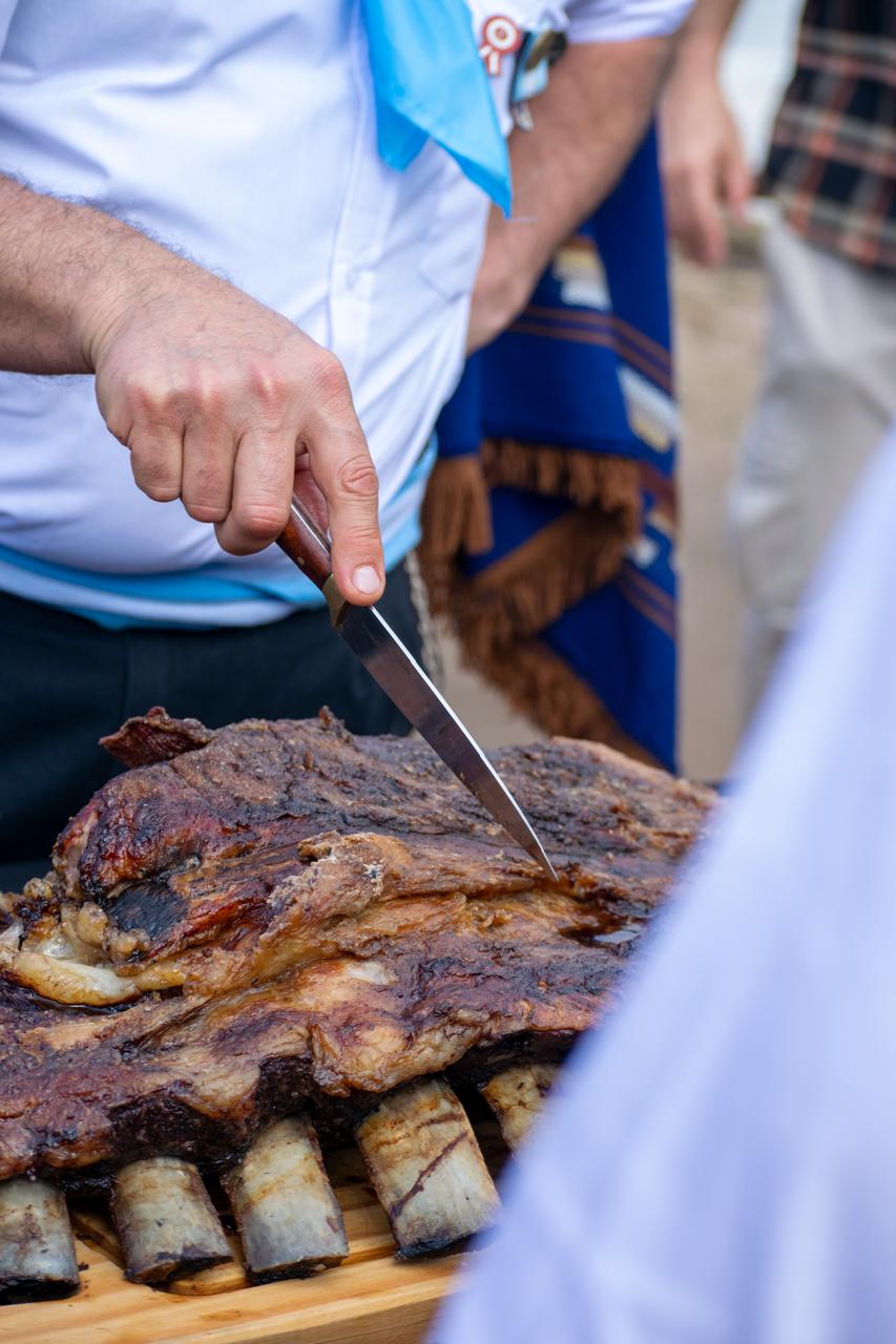 Asadores cortan la carne en el Encuentro Funense de Funes