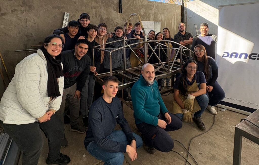 Alumnos de la Escuela Técnica 643 de Roldán junto al chasis del auto eléctrico para el Desafío ECO YPF