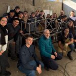 Alumnos de la Técnica 643 de Roldán construyen un auto eléctrico para el Desafío ECO YPF Alumnos de la Escuela Técnica 643 de Roldán junto al chasis del auto eléctrico para el Desafío ECO YPF