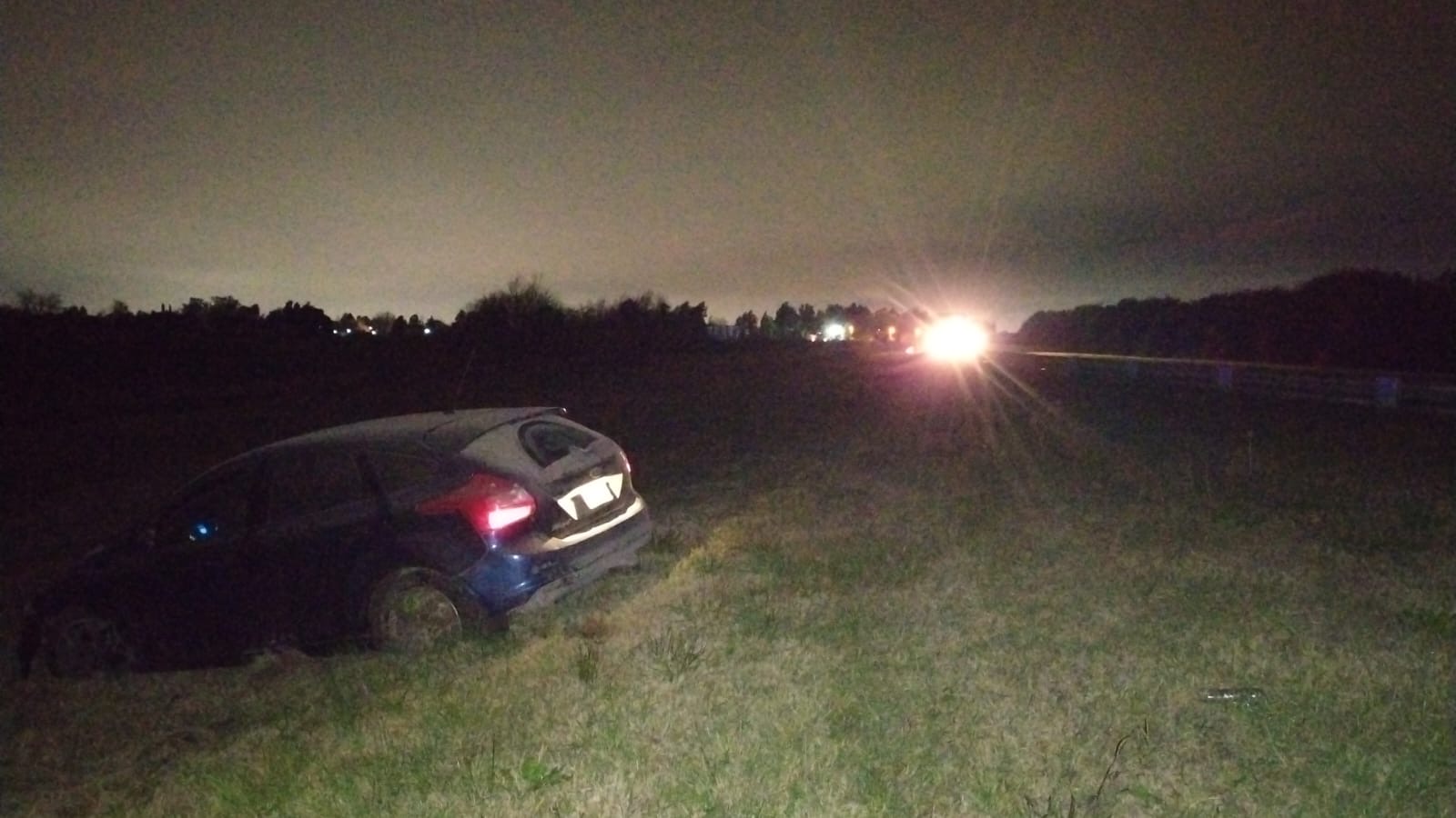 El auto siniestrado en la banquina tras el vuelco en la Autopista Rosario-Córdoba