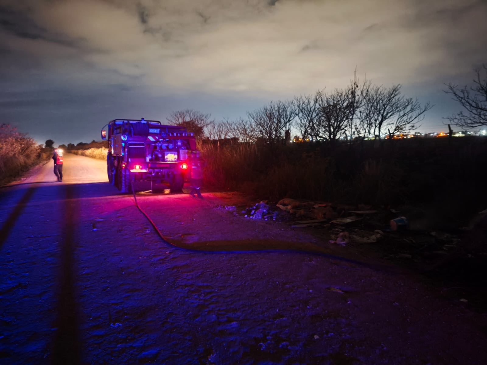 Autobomba todoterreno Bomberos Funes en incendio de basura Ruta 34S