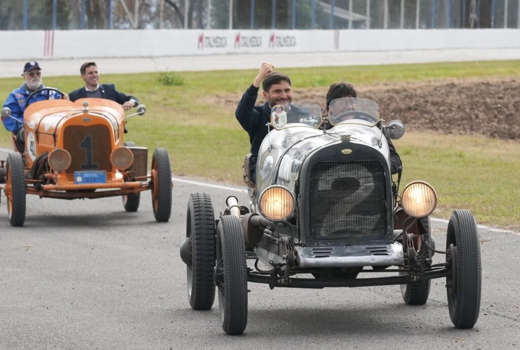 El gobernador Maximiliano Pullaro al volante en el Autódromo de Rafaela durante el regreso del TC