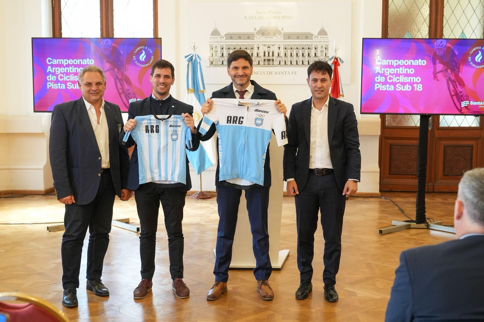 Autoridades con camisetas argentinas de ciclismo rumbo a los Juegos Suramericanos Santa Fe 2026