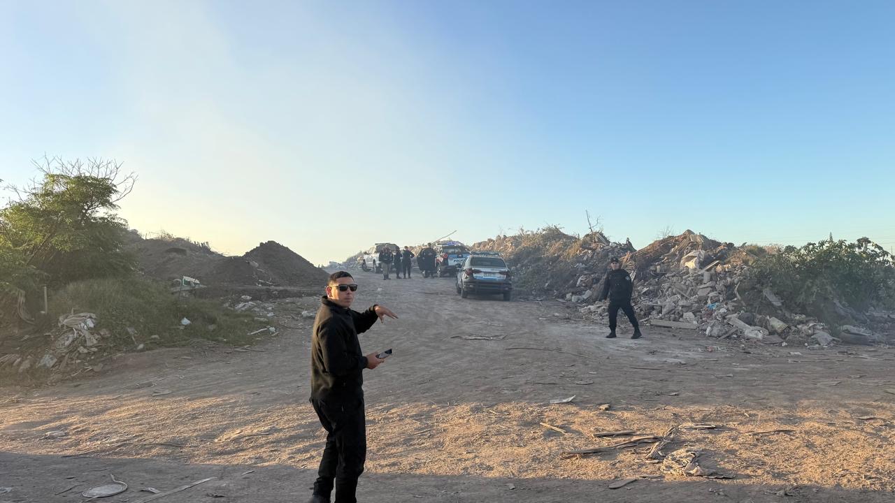 Inspeccion en la cava de Funes con escombros y personal policial en el predio provincial detras de Damfield