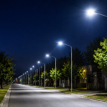 Luminarias LED Funes encendidas en avenida nocturna