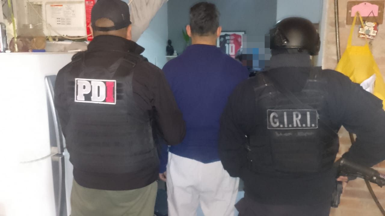 Personal de la PDI y del Grupo de Irrupción durante la detención en uno de los allanamientos
