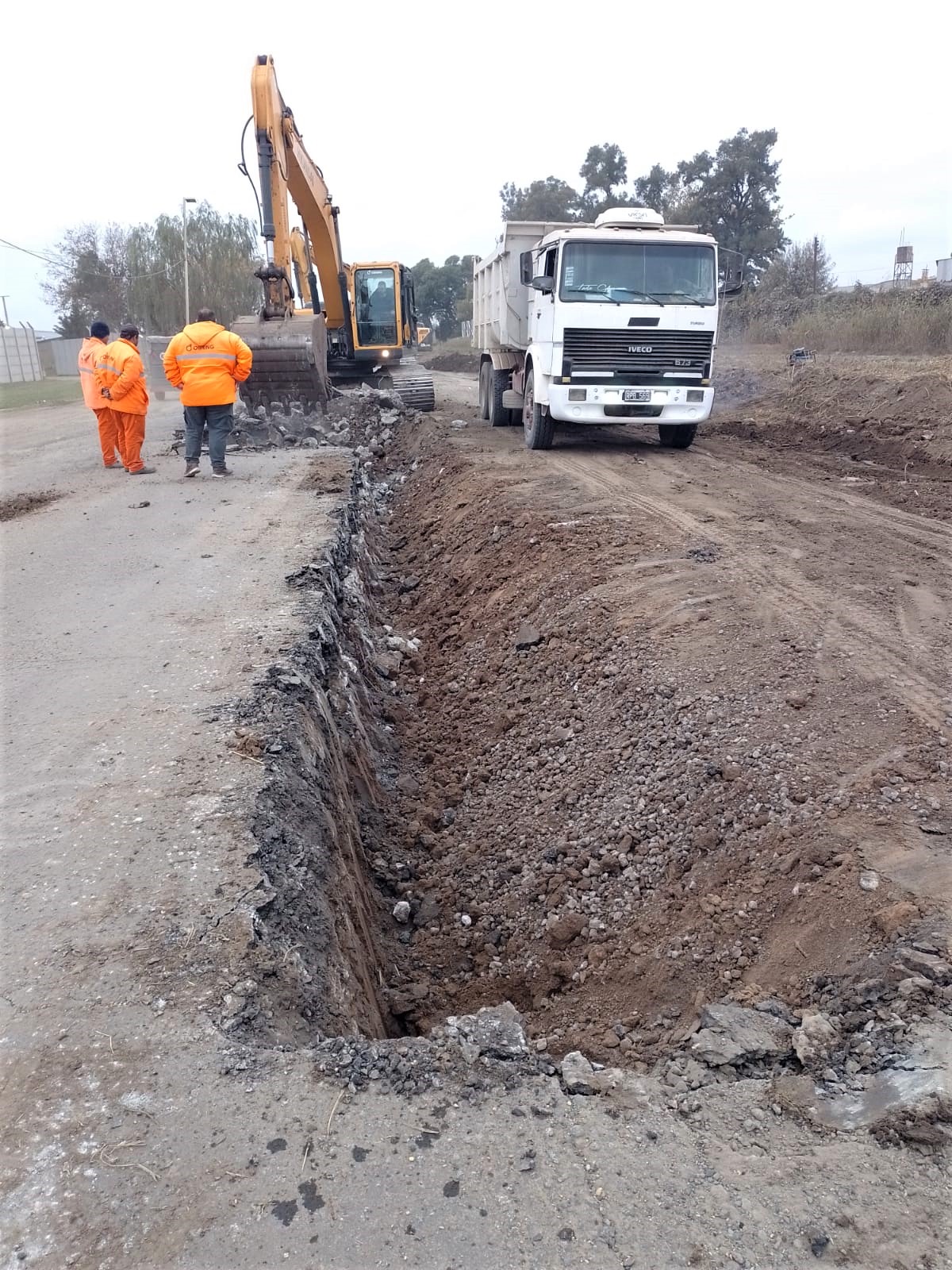 Excavadora carga un camión durante el bacheo profundo en la Ruta Nacional 11