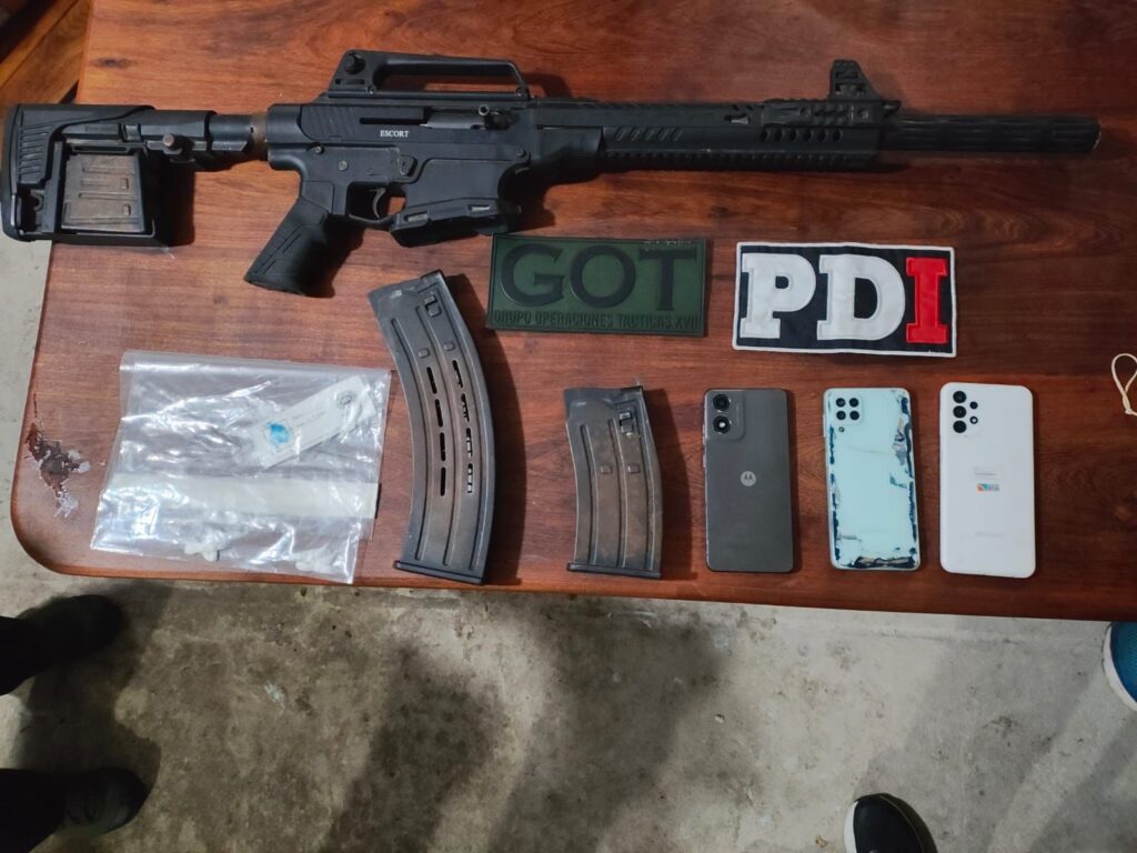 Elementos secuestrados en allanamientos a la Banda del Tanque: escopeta, municiones, droga y celulares