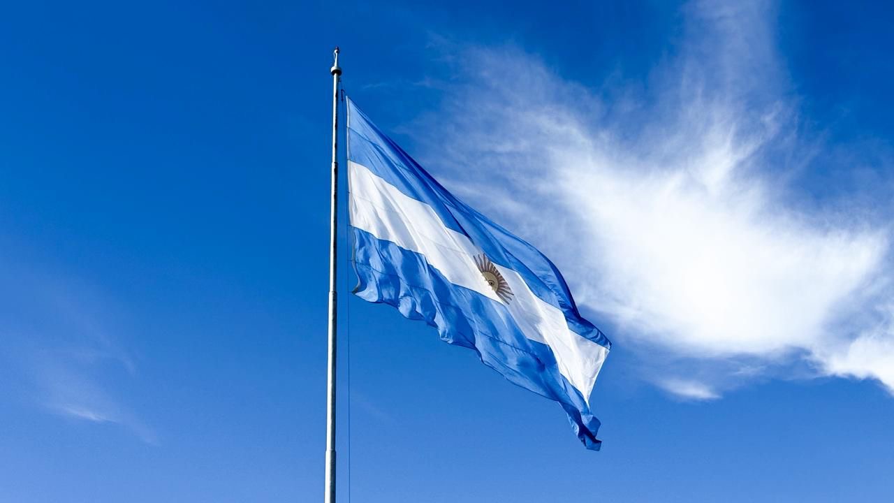 Bandera argentina flameando durante el Día de la Bandera frente al Monumento de Rosario