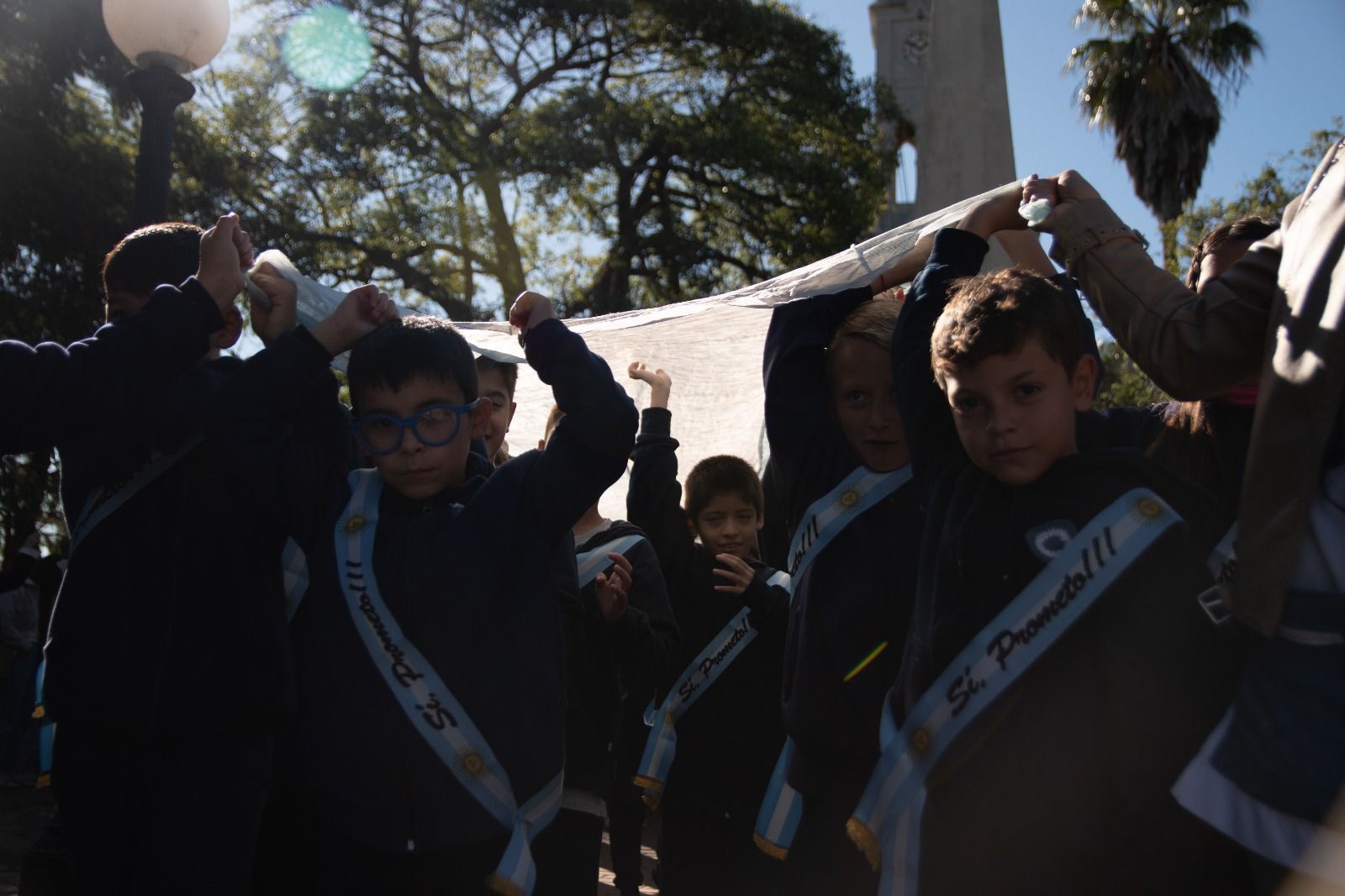Estudiantes con la Bandera Argentina más larga de Roldán en la Plaza 25 de Mayo