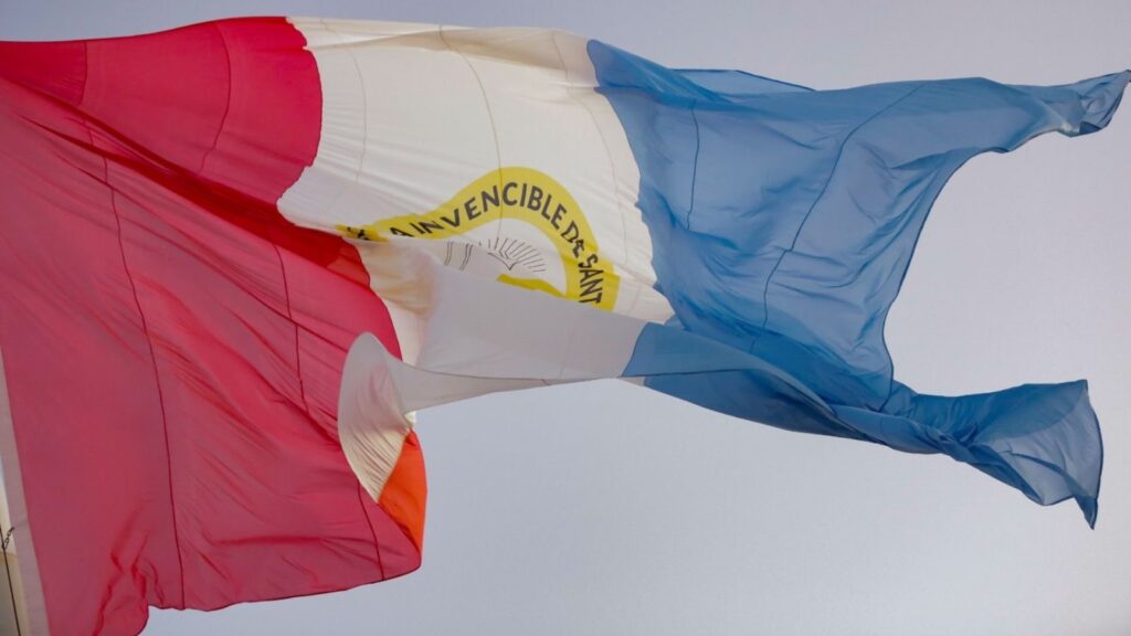 Bandera de Santa Fe La Invencible flameando en el Día del Brigadier