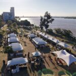 Vista aérea del Biomercado Rosario en Balcarce y el río