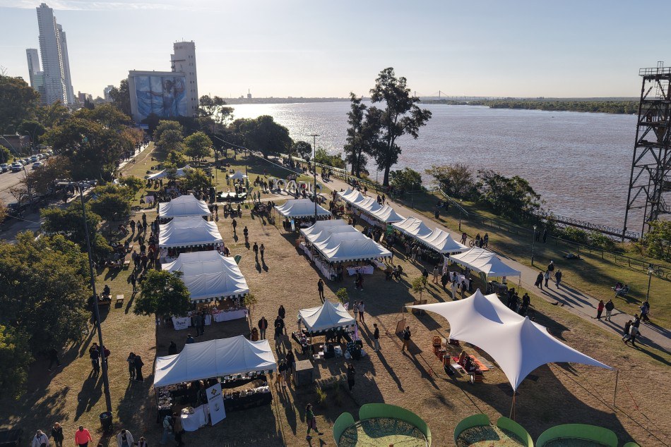 Vista aérea del Biomercado Rosario en Balcarce y el río
