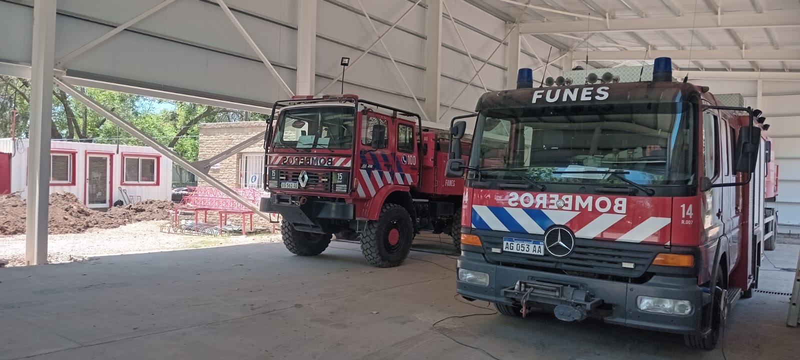 Unidades de los Bomberos Voluntarios de Funes en el nuevo cuartel