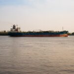 Buque carguero sobre el río Paraná, eje de la privatización de la Hidrovía