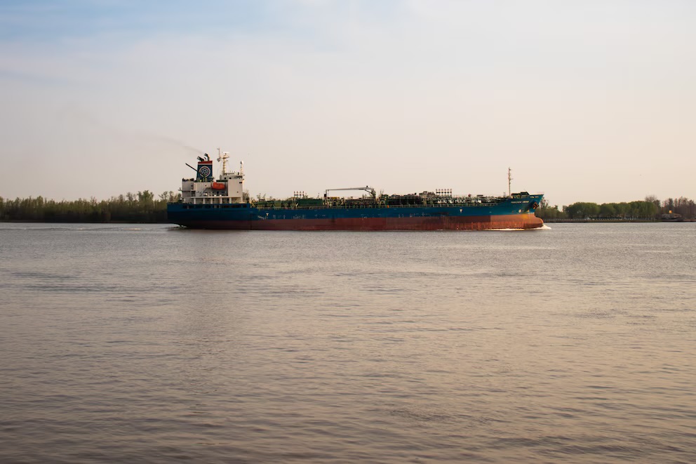 Buque carguero sobre el río Paraná, eje de la privatización de la Hidrovía