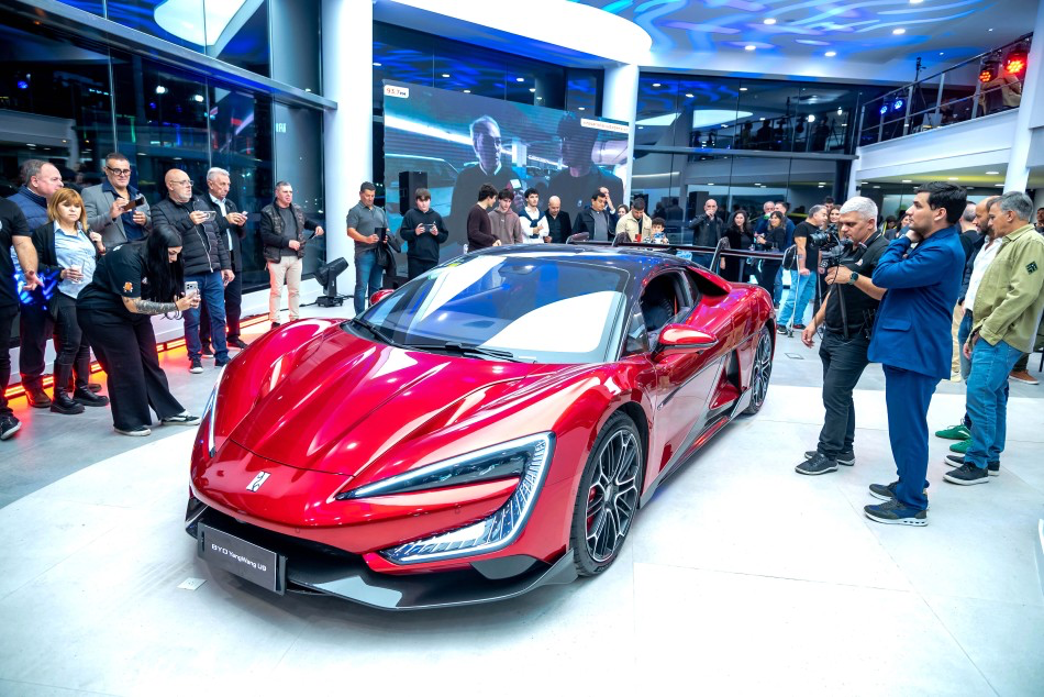 Vehículo eléctrico BYD en la exhibición del nuevo concesionario en Rosario