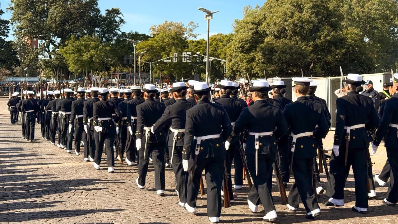 Cadetes de la Armada desfilan en el Acto Oficial por el Día de la Bandera en Rosario