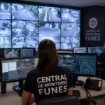 Funes: las cámaras municipales fueron clave en la investigación por disparos contra una vivienda Operadores observan las cámaras municipales en la Central de Monitoreo de Funes