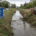 Retroexcavadora limpia uno de los canales de Funes ante un posible Súper El Niño