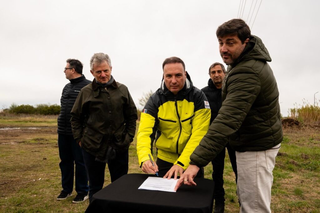Firma del acta de inicio de la limpieza de canales troncales en el norte de Rosario